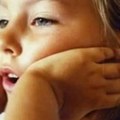 Slika i prilika svojih uspešnih roditelja: Devojčica sa slike danas je velika glumačka zvezda, prepoznajete li je?