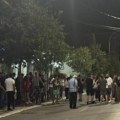 Ruke su vam krvave: Kragujevčani ispred prostorija SNS u glavnoj ulici
