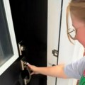 Kupila kuću, otključala vrata, pa ostala u šoku kad je videla šta su prethodni vlasnici ostavili: "Šta sad da radim" (video)…