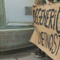 Studenti u blokadi doneli transparent ispred beogradskog SKC: "Degenerična umetnost" unutra