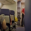 Razvratni par prepustio se strastima, prevršili svaku meru Putnici u šoku gledali šta sve rade, a kada dođe stujardesa prave…
