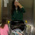 Mirka Vasiljević pozira sa ćerkom u liftu: Korpa puna stvari, oglasila se i pokazala gde su bile u jeku skandala Vujadina…