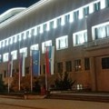 Pokrajinska vlada spustila zastave na pola koplja povodom Dana žalosti u Republici Srbiji (foto)