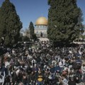 Desetine hiljada muslimana na prvoj molitvi Ramazana u džamiji Al-Aksa u Jerusalimu