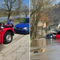 Ostali zarobljeni tokom poplave, spasioci ih izvlačili: Drama kod Požege, vozilo zaglavljeno u vodi (Video)