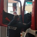 Gorela porodična kuća u Gnjilanskoj, vatra se proširila na okolne objekte