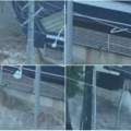 (Video) Pukao glavni vodovod! Ogromna havarija otvorila krater usred grada. Voda nosila automobile, ljudi propadali u zemlju…