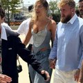 Džejk Pol u pratnji bombe Jute Lerdam stigao na finale, ispred ulaza pomenuo Mesija