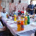 (Video) "Hoću, hoću paradajz!" Dečak u Blacu izgovorio ovu rečenicu, a onda su Vučić i ostali prisutni prasnuli u smeh: "Daj…