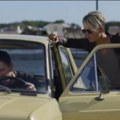 Spajali žice i upalili ga šrafcigerom: Scena s Hale Beri u "stojadinu" jedna od najgledanijih na Netfliksu (video)