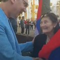 "Kao kad sam bio mali": Susret Vučića sa bivšom nastavnicom uz reči podrške i prisećanje na školske dane