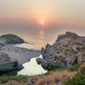 Ovo je najopasnija plaža u Grčkoj – eto čemu služi konopac koji se proteže kroz more