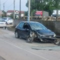 Automobil smrskan od udarca, vozač povređen