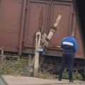 Rampe nema! Stanovnici naselja Ratko Jović sami regulišu saobraćaj (VIDEO)