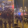 Haos na ulici - tuča navijača sa policijom: Prvo vređali srpsko ime, pa ih gađali suzavcem! (video)