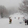 Uživanje u zimskoj idili: Sneg pravi probleme vozačima, ali najmlađi na Gruškoj gori - uživaju (foto)