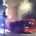 Gori autobus 511 Širi se gust dim, vidi se buktinja na točku, svi putnici izašli napolje (VIDEO)