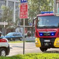 Prednji delovi automobila uništeni, srča svuda po putu: Sudar u Novom Sadu