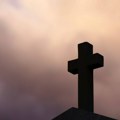 Kikinda: Žena (50) se sumnjiči da je izvadila 37 krstova na pravoslavnom groblju u Kikindi