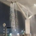 Stravične scene iz Nju delhija: Srušio se krov na najvećem aerodromu, metalni stub pao na taksi, ima mrtvih (foto/video)