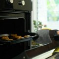 Da li zaista morate da prethodno zagrejete rernu pre nego što stavite hranu – ili je to samo mit koji nas tera da trošimo…