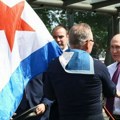 Putin izašao iz automobila da se pozdravi sa stanovnicima Sankt Peterburga