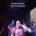 Skandalozno ponašanje folkera na nastupu Kleći na kolenima, pravi grimase i udara se po nosu nasred bine! (video)