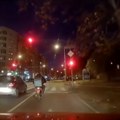 (Video) Pogledajte snimak na kojem motociklista prolazi na crveno u Novom Sadu! Kamera sve snimila, a kazna za ovaj prekršaj…