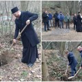 (Фото) Карловчани засукали рукаве Пут на Бељешеву приступачнији свима Ђурђић: У акцији на Манастирском путу заједништво дошло…