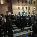 Završen protest ispred zgrade Rektorata u Beogradu: Neredi na Trgu republike (foto)