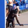 Mučne scene! Četvoronoške završio maraton! Neobičan podvig Kenijca: Otkazale mu noge, skoro pao u nesvest! (video)