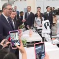 Vučić obilazi kompaniju Mint u Đasingu, dočekali ga roboti uz srpsko kolo