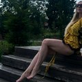 Najzgodnija baka na estradi! U mini žutoj haljini istakla zategnute noge, a o ćerkama ovako priča: "Ne guram u udaju i brakove"…