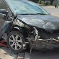 U sudaru dva automobila povređene tri osobe