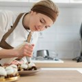 Ko bi rekao da od domaćih kolača može da se živi? Jedna slava pokrenula je točak, pa sada Slađana za samo dva dana napravi…