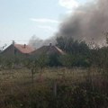 Велики пожар у селу Врбовац код Блаца – ватрогасци спречавају ширење ватре