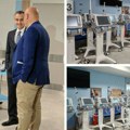 (Foto, video) Velika donacija američke ambasade Kamenickom institutu za KVB. Stigli respiratori za skoro 1.000 pacijenata…