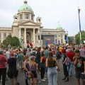 Završen protest Srbija protiv nasilja: Performans, džingl sa Vučićem i Gašićem u glavnim ulogama i 5.000 građana ispred…