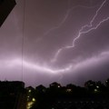 Teror munja nad Beogradom! Cepaju nebo, gromovi tutnje kao bombe (foto, video)
