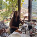 (Video) Srce puca od emocije: Aleksandra Prijović zapevala sevdalinku u restoranu u Sarajevu: Da se naježiš, sve stalo zbog…