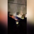 (VIDEO) Požar u kući u Leskovcu: Povređena žena prevezena u bolnicu