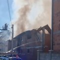 Već 14 sati gase požar u Surčinu: I dalje gori magacin sa kineskom robom, obrušio se deo zgrade, oblak dima nad celim…