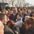 „Da ste živi sto godina, da uhapsite Kurtija i da se smiri Kosovo“: Građani sa Vučićem na prikazu vojnog naoružanja u…