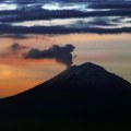 Popokatepetl izbacuje pepeo i vodenu paru: Upozorenje stanovnicima Meksiko sitija da nose maske zbog aktivnosti vulkana