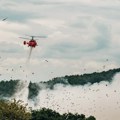 Два хеликоптера МУП-а гасе пожар на депонији Дубоко (ВИДЕО)