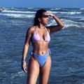 "Kad ustanem prvo nahranim stoku": Pevačica se ne libi prljavih poslova, a sad se skinula u bikini i svima pale vilice koliko…