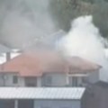 Gori kuća na Banjici! Vatrogasci se sjurili na teren (VIDEO)