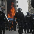 Sve blokirano, upotrebljeni vodeni topovi Nastavljeni protesti širom Francuske protiv predsednika Makrona u Parizu gore…