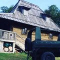 Smetala mu gužva, pa napravio kuću na planini: Ovo je vikendica Vuka Kostića sva od drveta: Glumac ima neobičan hobi, a doneo…