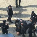 (Video) Muškarac oboren na zemlju, oko njega veliki broj policajaca: Evo kako je izgledao trenutak hapšenja osumnjičenog za…